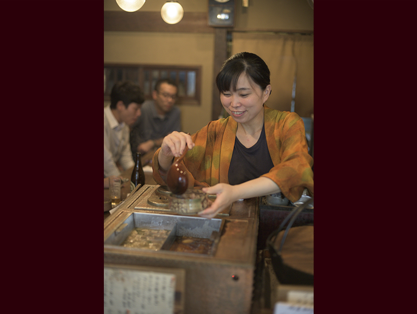 路地に吹く夕風は「煮込み」の薫りを纏っていた