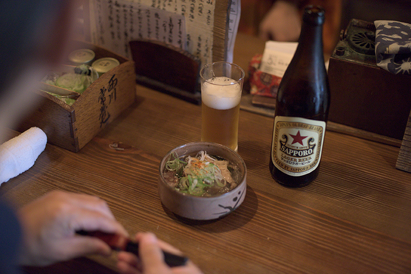 路地に吹く夕風は「煮込み」の薫りを纏っていた