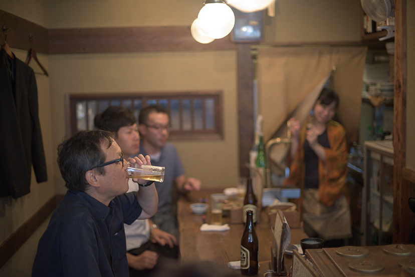 路地に吹く夕風は「煮込み」の薫りを纏っていた