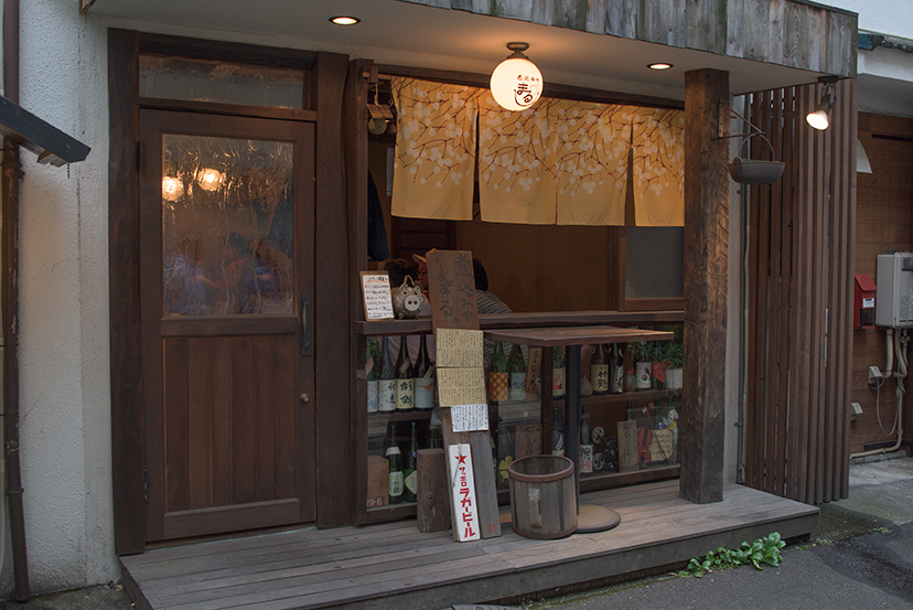 路地に吹く夕風は「煮込み」の薫りを纏っていた