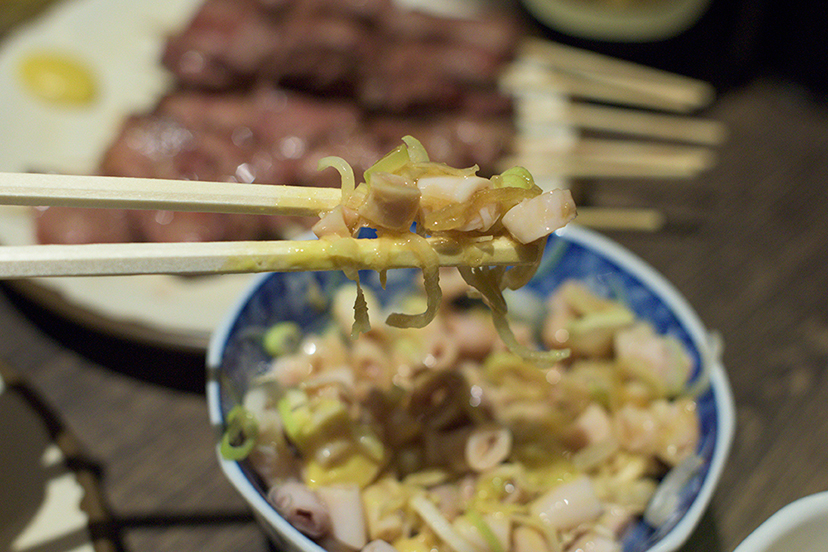 新宿「思い出横丁」で噛みしめるコブクロの味