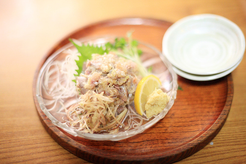 軍パンと「大衆割烹 味とめ」のうなぎ串焼き