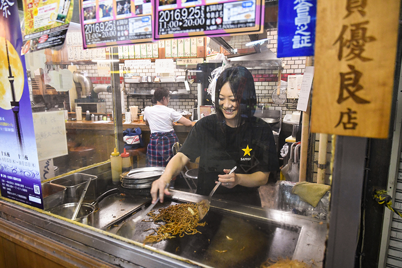 シャンブレーシャツと「福ちゃん」の焼きそば