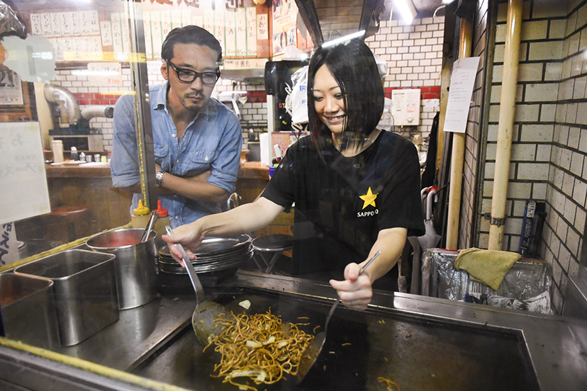 シャンブレーシャツと「福ちゃん」の焼きそば