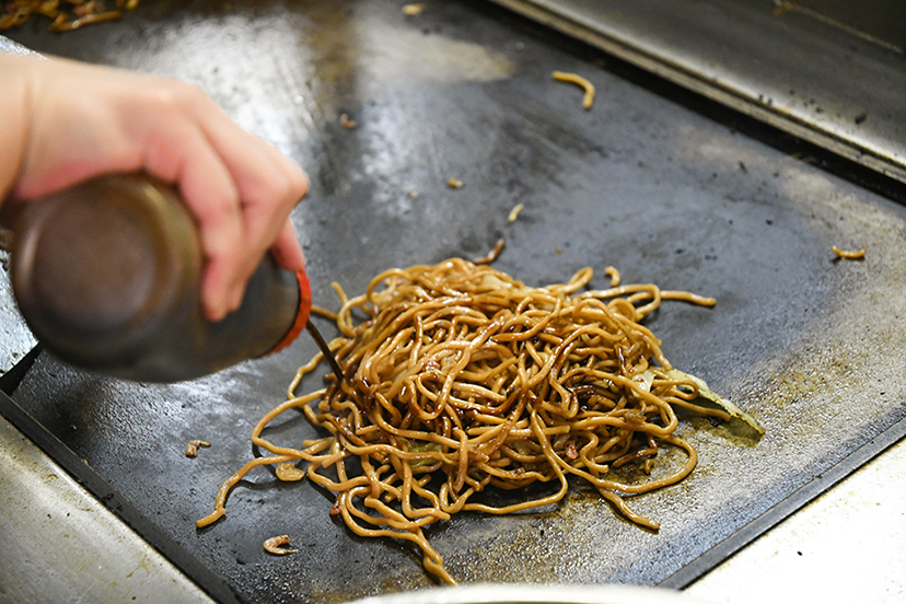 シャンブレーシャツと「福ちゃん」の焼きそば