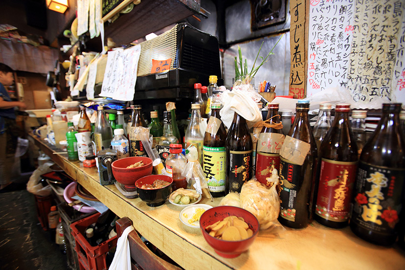 軍パンと「大衆割烹 味とめ」のうなぎ串焼き