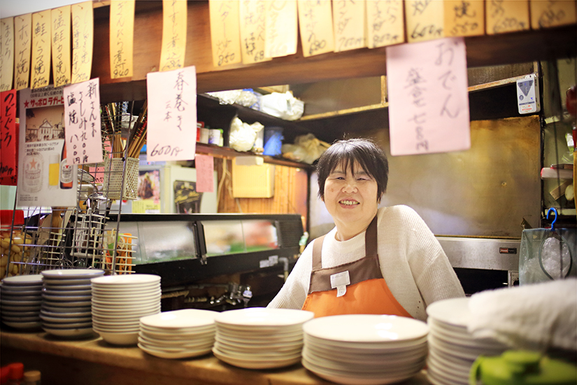 バーバリーのステンカラーコートと「酒処 よしの」の赤いウィンナー