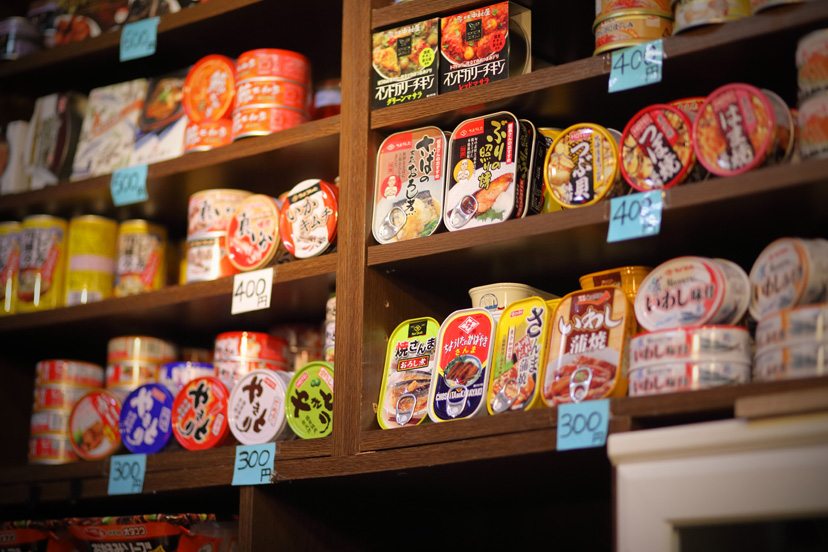 グレイフランネルのスリーピースと「藤田酒店」の さんま蒲焼の缶詰