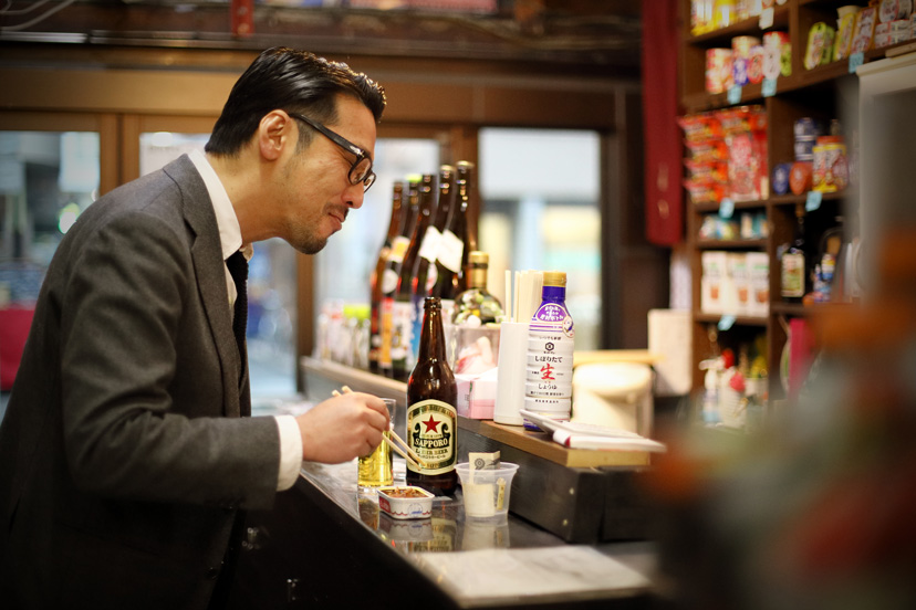 グレイフランネルのスリーピースと「藤田酒店」の さんま蒲焼の缶詰