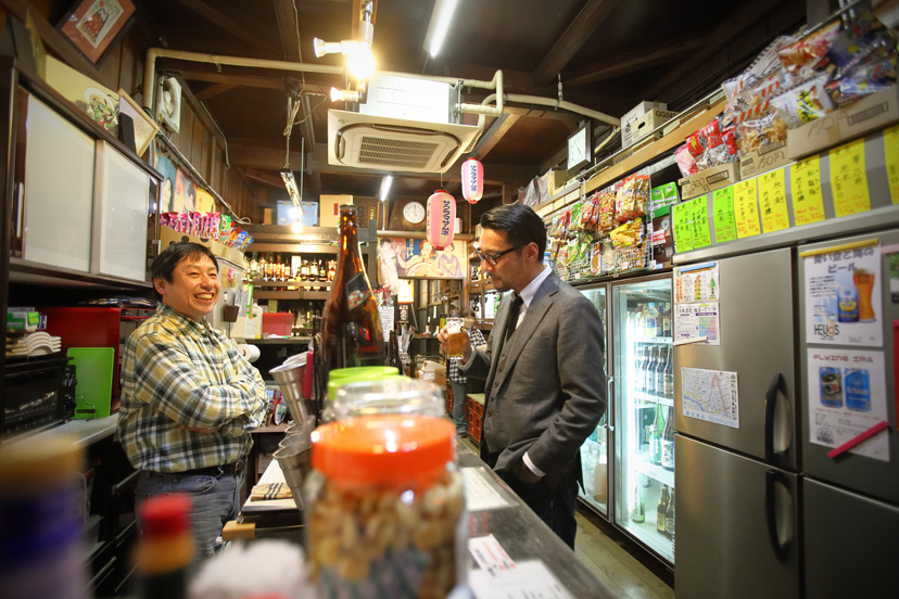 グレイフランネルのスリーピースと「藤田酒店」の さんま蒲焼の缶詰