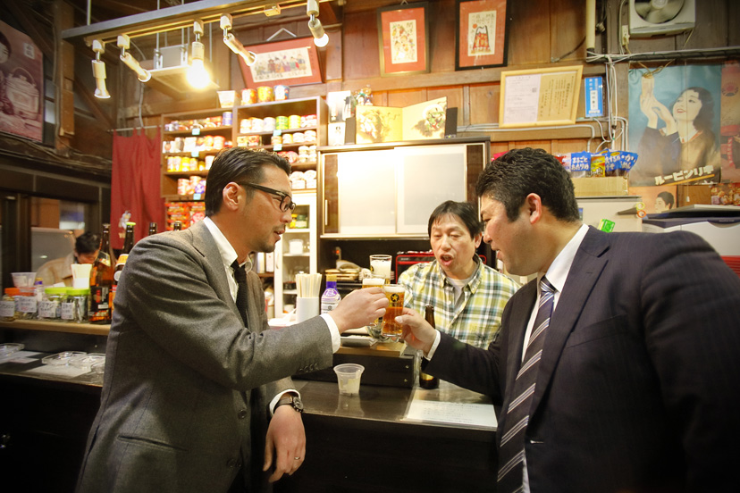 グレイフランネルのスリーピースと「藤田酒店」の さんま蒲焼の缶詰