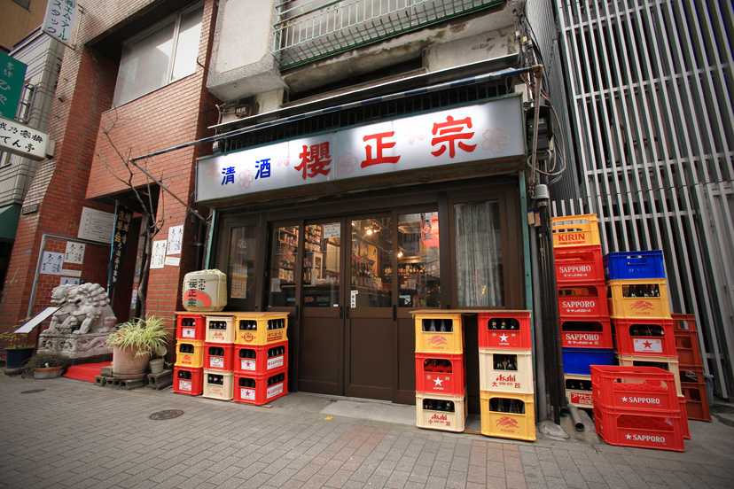 グレイフランネルのスリーピースと「藤田酒店」の さんま蒲焼の缶詰