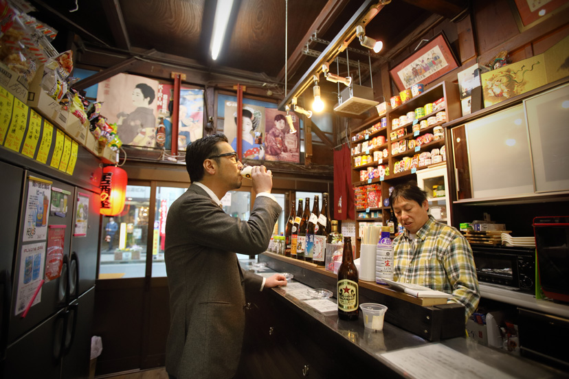 グレイフランネルのスリーピースと「藤田酒店」の さんま蒲焼の缶詰