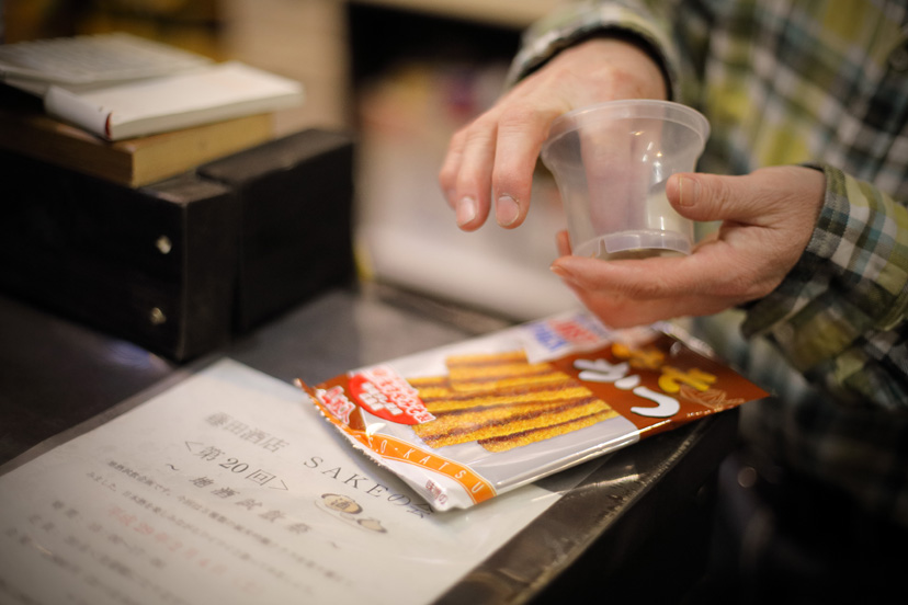 グレイフランネルのスリーピースと「藤田酒店」の さんま蒲焼の缶詰