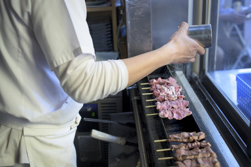 東京の東の果てに、もつ焼きの名店がある。