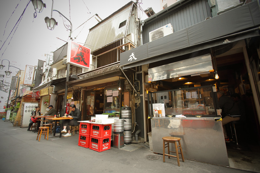 アディダスのスタンスミスと「やきとり戎　西荻窪南口店」のやきとり