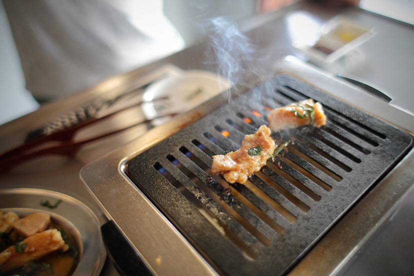 カモフラの軍パンと「焼肉ケニヤ」のミックス特製スパイスホルモン