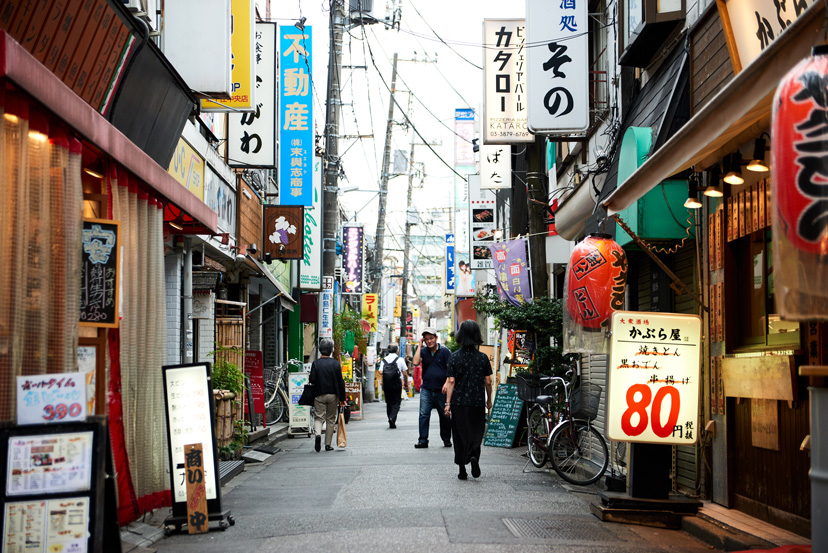 北千住の老舗酒場に似合う名品スニーカーとは？