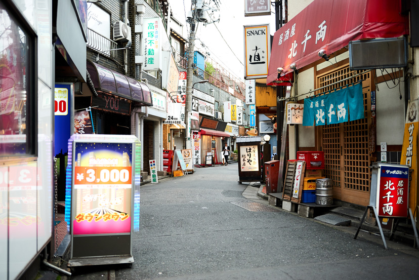 北千住の老舗酒場に似合う名品スニーカーとは？