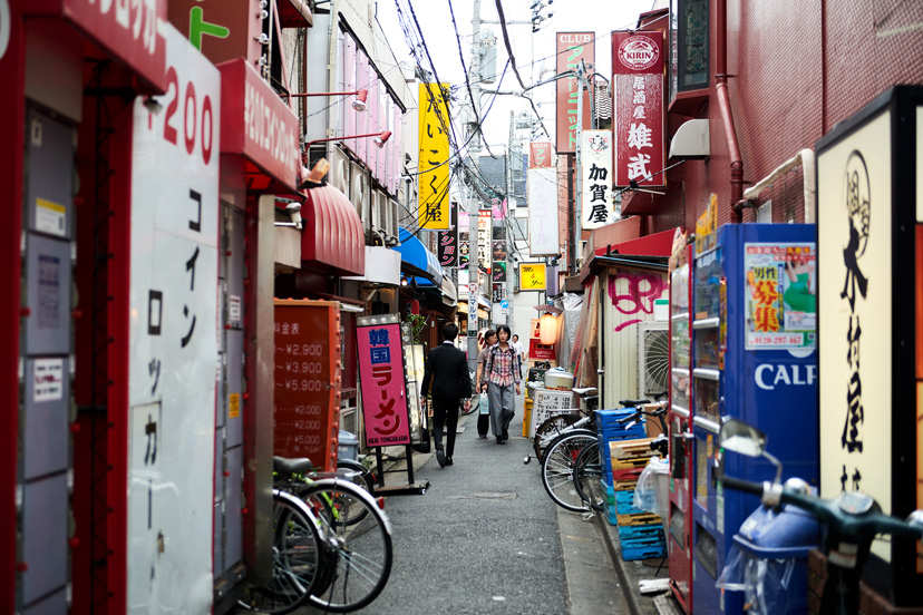 北千住の老舗酒場に似合う名品スニーカーとは？