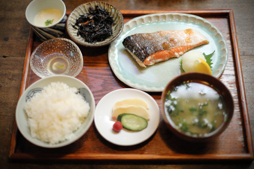 沖縄タウンで気絶する日本一のしゃけ定食とは？