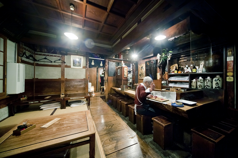 根岸「鍵屋」ザ・昭和居酒屋で雪見酒と洒落込んで