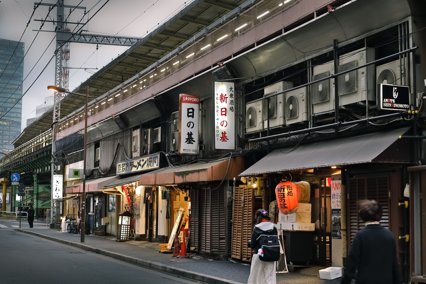 有楽町 新日の基 でガード下大衆酒場デビュー 赤星 探偵団