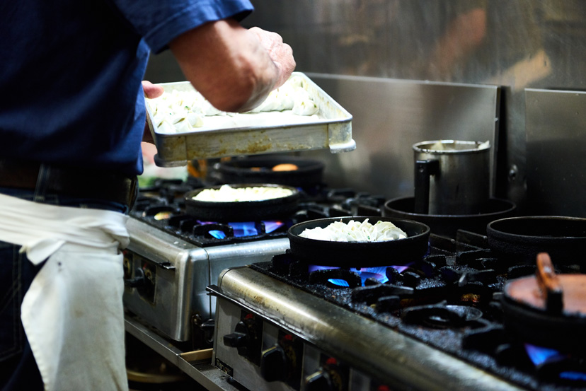 ギョービー気絶がとまらない鉄なべ餃子とは？