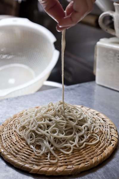 神田「眠庵」酔客も目を覚ます鮮烈な蕎麦の香り