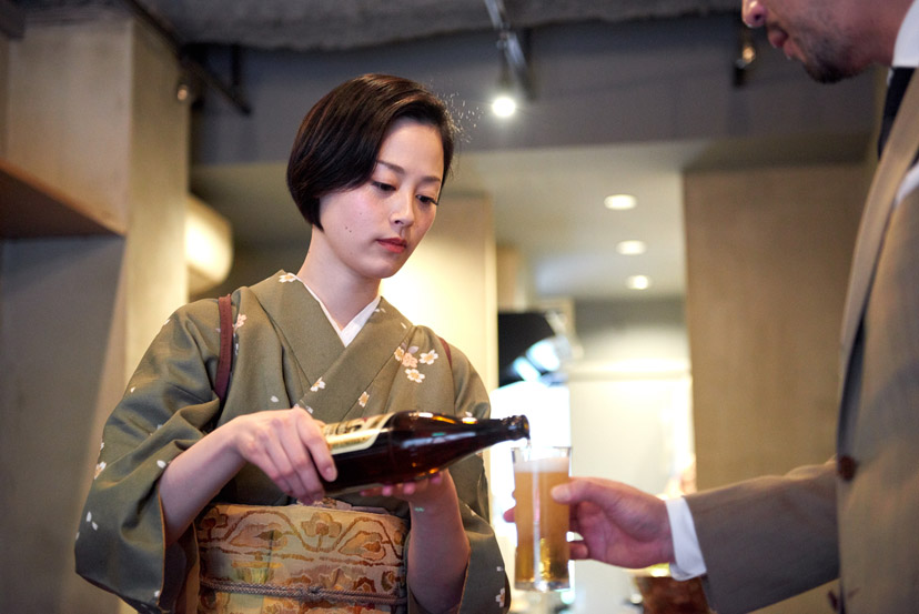 美人女将で気絶した立ち飲みとは？