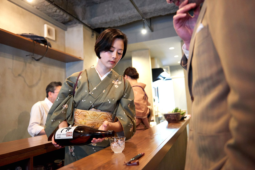 美人女将で気絶した立ち飲みとは？