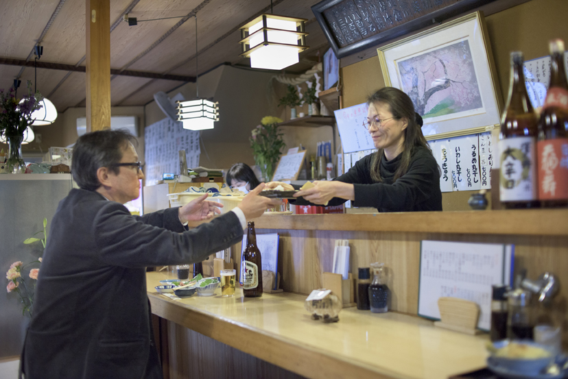 大船駅前の「気になる食堂」でご機嫌な昼と夜の間