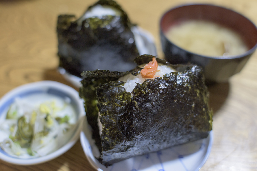 大船駅前の「気になる食堂」でご機嫌な昼と夜の間