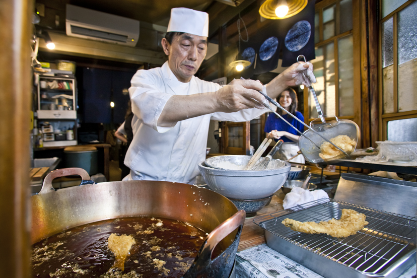 三ノ輪「土手の伊勢屋」で江戸前天丼の真髄を知る