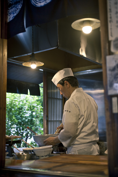 三ノ輪「土手の伊勢屋」で江戸前天丼の真髄を知る