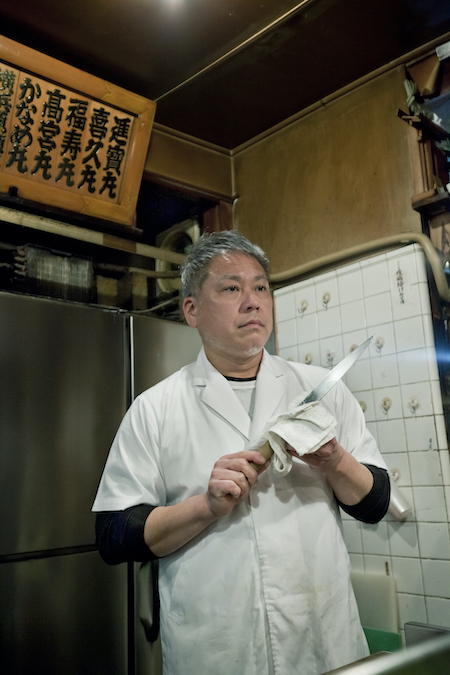 関内「登良屋」兄の天ぷら、弟の鮮魚。おいしい三角関係