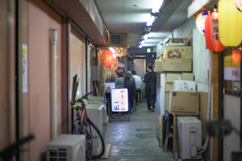 田無南口、雑居ビルの通路に潜む“秋元屋系”絶品もつ焼き店