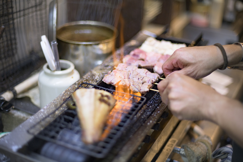 狛江で飲むなら外せない「人々が集い、肉を囲む駅前酒場」