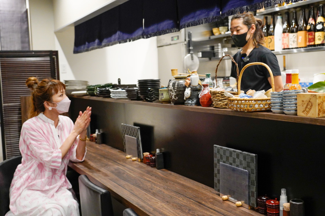 料理のプロも絶賛の店！「焼き鳥 もつ焼 新」。茹でキャベツ、まるちょうポン酢、白センマイの無限ループとは？