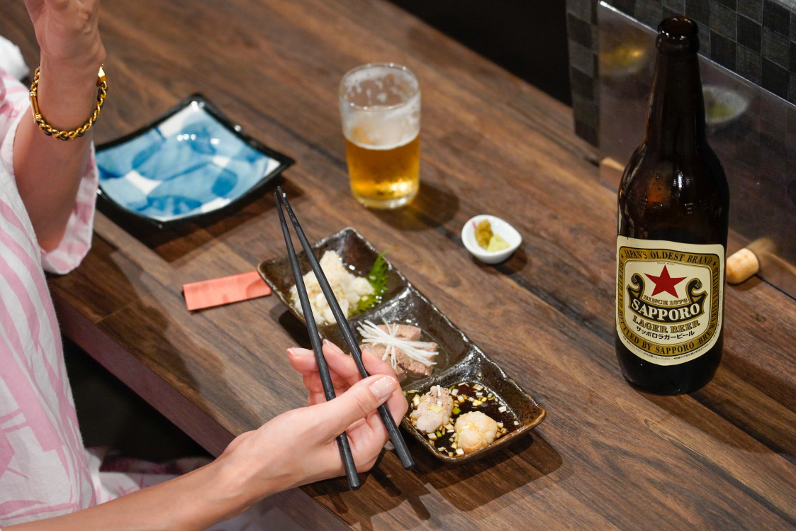 料理のプロも絶賛の店！「焼き鳥 もつ焼 新」。茹でキャベツ、まるちょうポン酢、白センマイの無限ループとは？