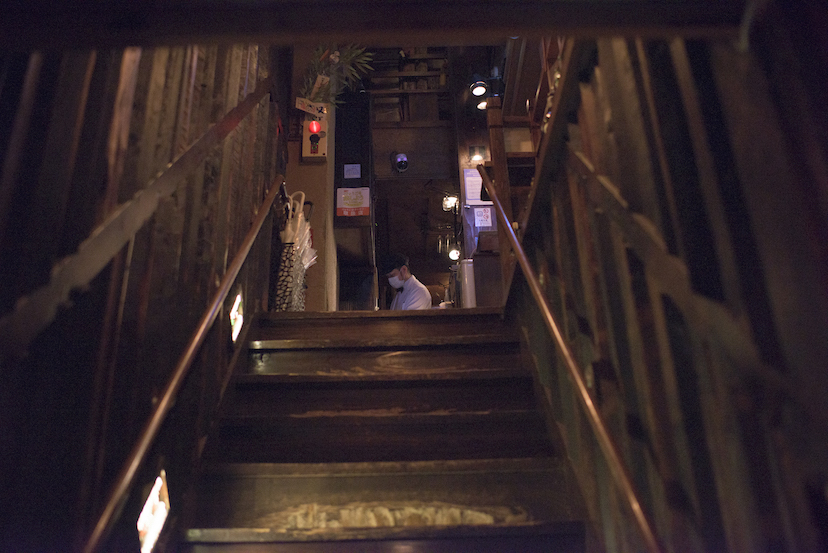 神戸三宮「思い出の高架下商店街」にモダンな酒場空間を見つけた