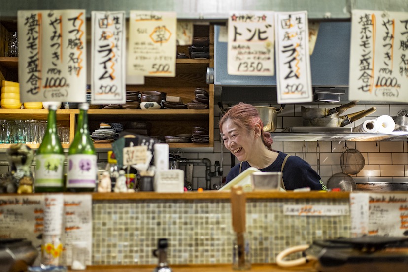 難波「肉ホルモン てつ腕」絶品ホルモン焼き×赤星の悦楽