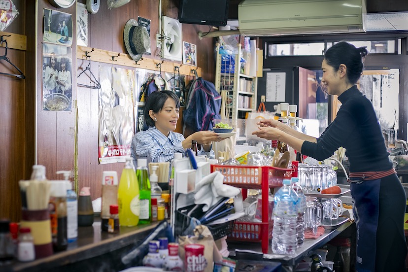 門前仲町「だるま」コの字でほっと息つく、美人姉妹の下町酒場