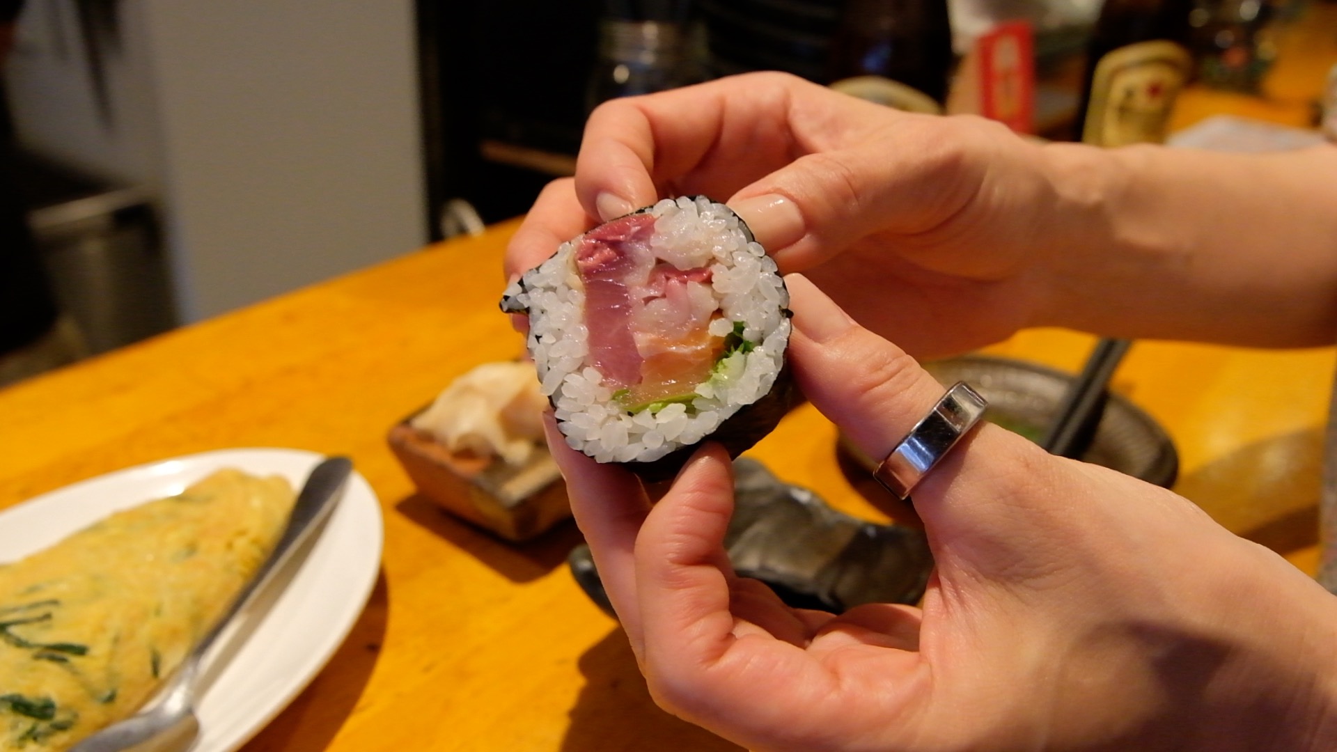 具があふれる寿司に広島のソウルフード。立ち呑みが楽しい広島・袋町「魚寅」