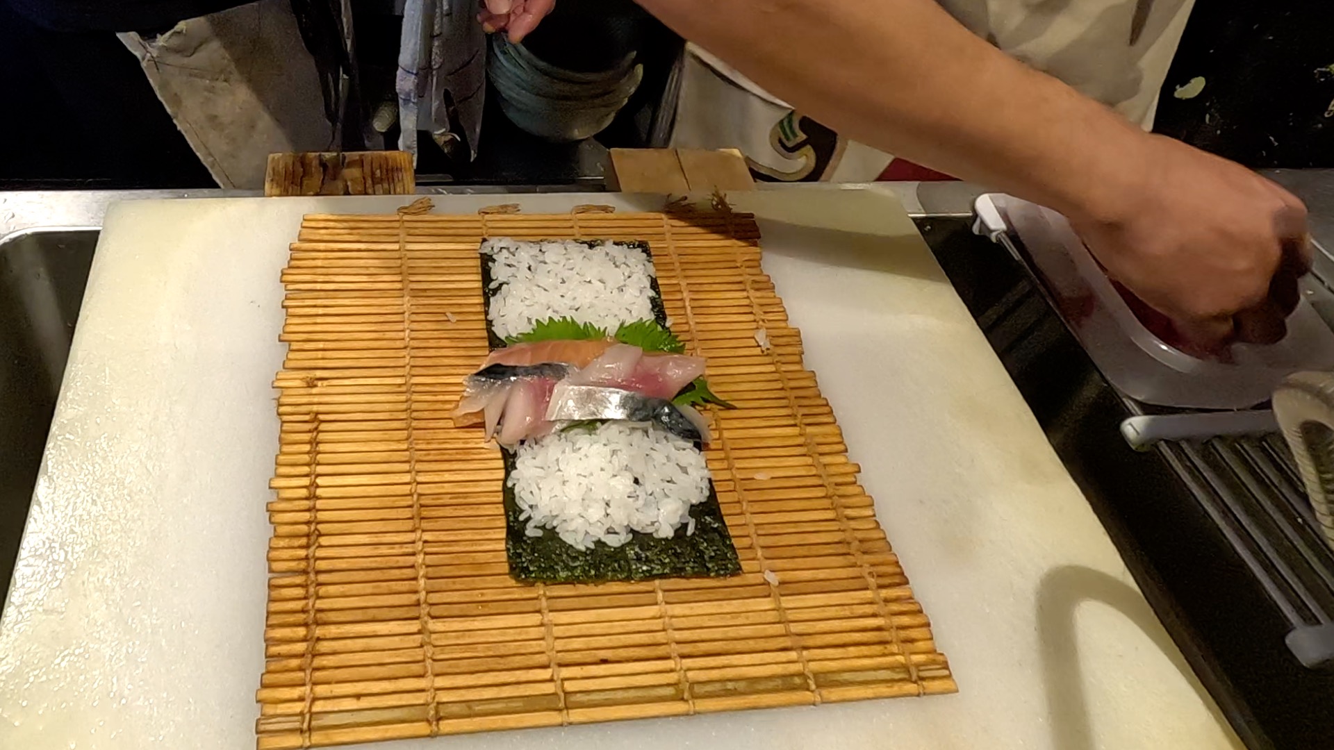 具があふれる寿司に広島のソウルフード。立ち呑みが楽しい広島・袋町「魚寅」