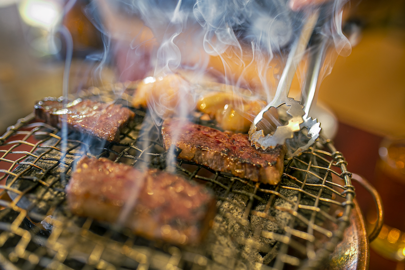 駒込「味園」立ち上る白煙の向こうに見た、炭火焼肉の桃源郷