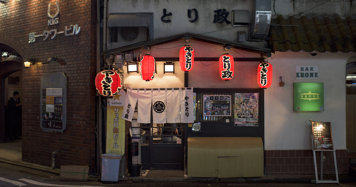 中洲のど真ん中「昭和32年創業」の焼き鳥店、博多の夜はここから始まる