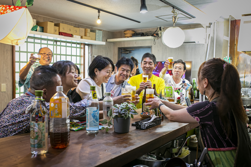 巣鴨「朝めし酒場ナニコレ食堂」朝8時から飲める呑兵衛たちの“秘密の楽園”