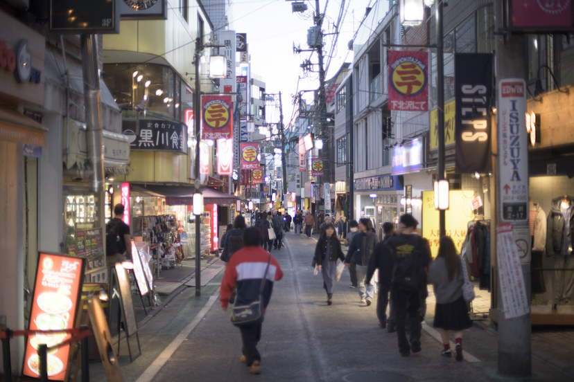 下北沢「創業74年の老舗モツ焼き店」で煙の匂いに感じた酒場の“文化”