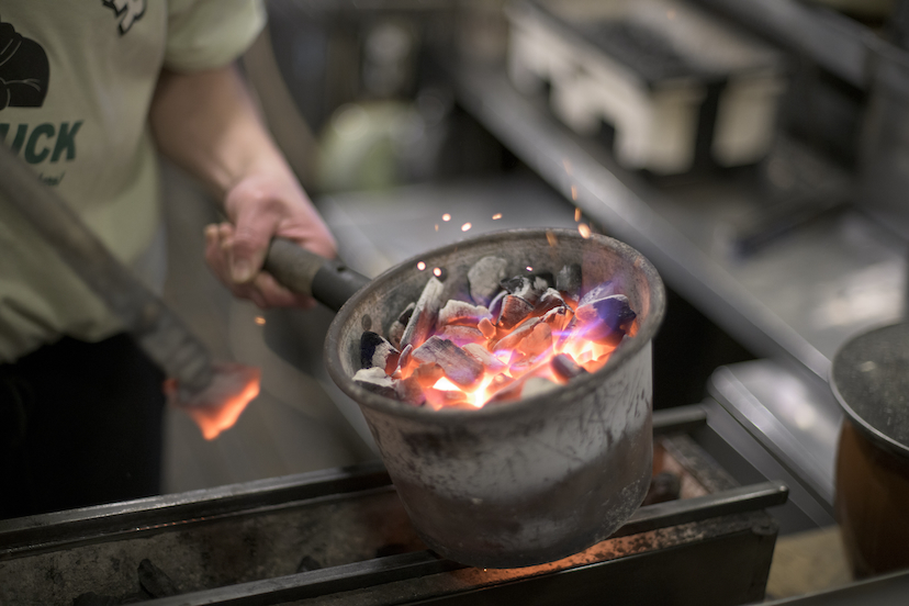 下北沢「創業74年の老舗モツ焼き店」で煙の匂いに感じた酒場の“文化”